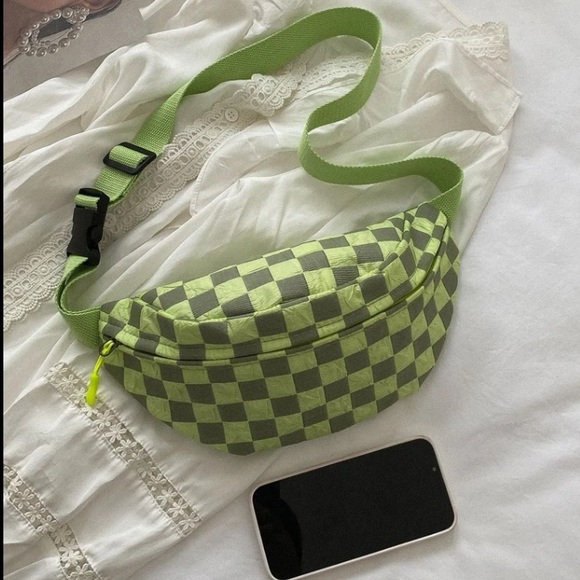 💙 Women’s Checkered Pattern Single Pocket Adjustable Strap Fanny Pack - Picture 3 of 5